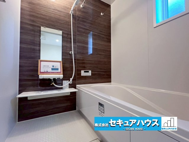 【今からご案内可能】知多市にしの台 全4棟 4号棟　の洋室|家族一人ひとりの大切なプライベート空間。趣味に合わせて使って頂けるようシンプルに仕上げてあります。暮らし心地を大きく左右する収納を、適材適所に配置し使い勝手を考慮しました。　