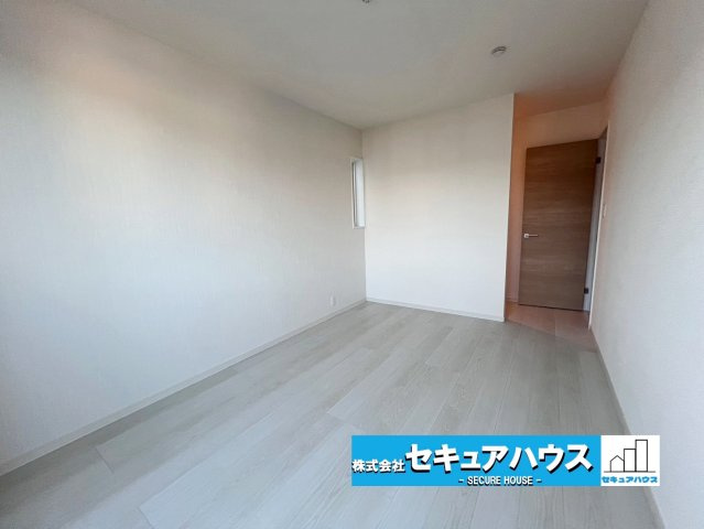 【今からご案内可能】知多市にしの台 全4棟 4号棟　の洋室|【洋室】
◆広々とした居住空間は日々の暮らしを彩り、心のやすらぎと満足感を与えてくれます。通風と採光を考慮した設計は子供たちはのびのび育ち、家族でくつろぎと団らんを生み出します。