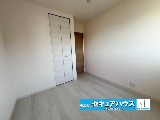 【今からご案内可能】知多市にしの台 全4棟 4号棟　の前面道路含む現地写真|前面道路は閑静な住宅地をはしる車通りの少ない道路。お車の出し入れが苦手なママや小さなお子様にも安心ですね。しっかり舗装もされているので、ベビーカーや自転車で通っても快適に通行できます。