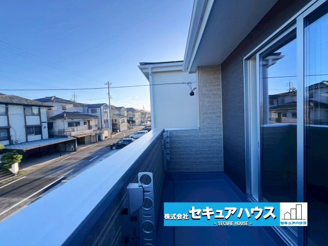 【今からご案内可能】知多市にしの台 全4棟 4号棟　のバルコニー|【バルコニー】
◆見晴らしもよく、太陽の温かな温もりをめいっぱい受け止めてくれます。
太陽の光と爽やかな風を受けたお洗濯物はあっという間に乾き、取りこむ時には太陽の匂いを感じられそうですね。　　