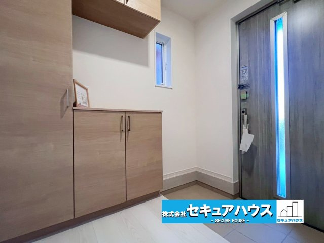 【今からご案内可能】知多市にしの台 全4棟 4号棟　の玄関|【玄関】
◆光が差し込み明るいです。気分も晴れやかになりますね。
◆玄関には、収納力のあるシューズボックスがございます。玄関まわりがすっきり片付きます。　