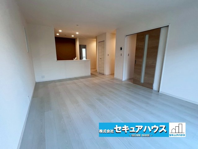 【今からご案内可能】知多市にしの台 全4棟 4号棟　の居間・リビング|【LDK】
◆家族揃ってリビングで過ごすお休みの日が、楽しみになる場所となることでしょう。
