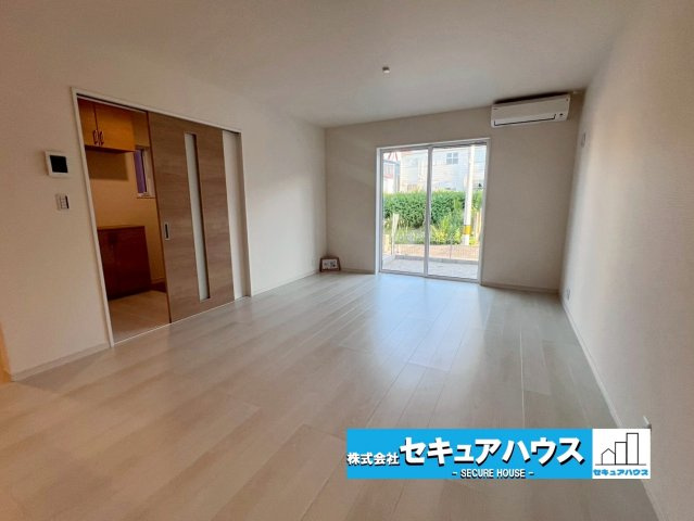 【今からご案内可能】知多市にしの台 全4棟 4号棟　の浴室|【浴室】
◆アクセントパネルで落ち着きのある雰囲気を演出します。毎日の疲れを癒やすバスタイムをお楽しみ下さい！
窓付きで、カビの繁殖を抑える効果があります。また、空間を明るく広く見せる効果もあります。