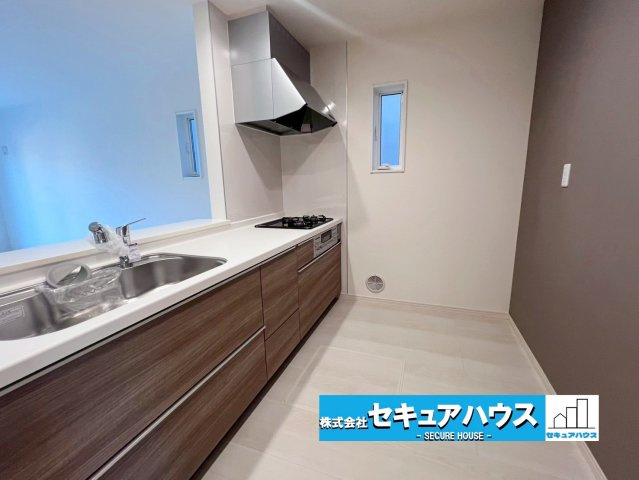 【今からご案内可能】知多市にしの台 全4棟 4号棟　の洗面所|【独立洗面化粧台】
良く通勤通学に向かえそうですね！鏡の裏にはたっぷりと収納スペースを標準装備！
◆電源を付属しているのでドライヤーなど利用できます。