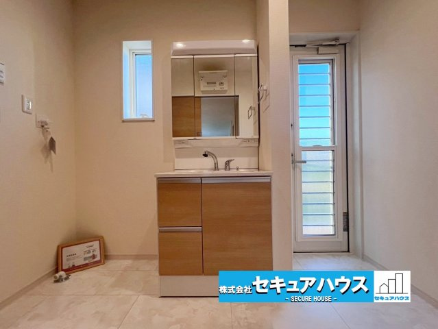 【今からご案内可能】知多市にしの台 全4棟 4号棟　の洗面所|【独立洗面化粧台】
良く通勤通学に向かえそうですね！鏡の裏にはたっぷりと収納スペースを標準装備！
◆電源を付属しているのでドライヤーなど利用できます。