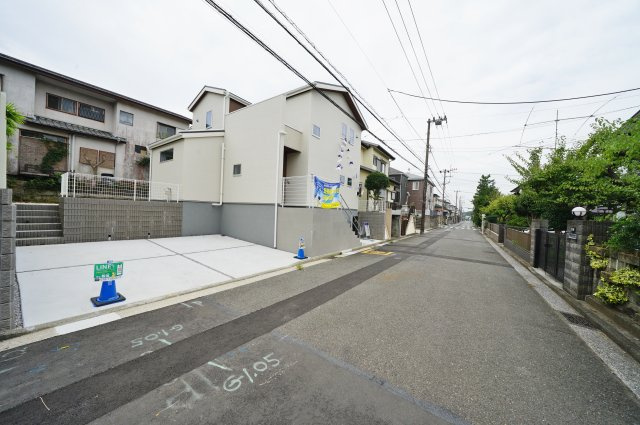 【横浜市保土ケ谷区権太坂1丁目41-17新築戸建て】★仲介手数料無料★（権太坂小学校・境木中学校）の前面道路含む現地写真