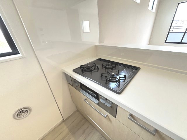 【キッチン】 | 春日市春日原北町5丁目1期　1号棟（全2棟）【仲介手数料無料・0円】 | 施工例。施工例は完成時と異なる場合があります。