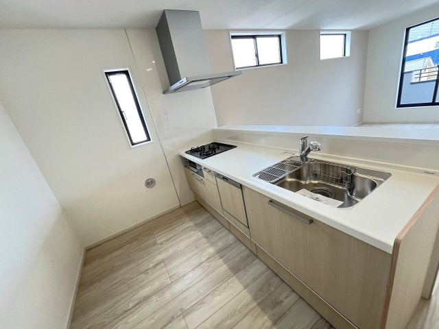 【キッチン】 | 春日市春日原北町5丁目1期　1号棟（全2棟）【仲介手数料無料・0円】 | 施工例。施工例は完成時と異なる場合があります。