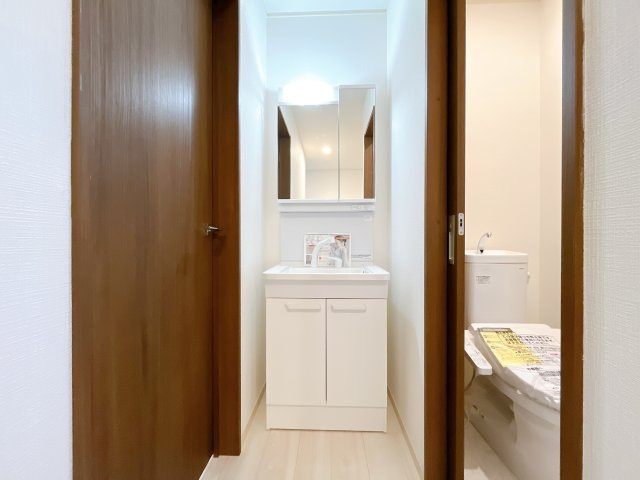 熊谷市上之 　新築戸建　全２棟の独立洗面台|２階ホールに洗面台完備