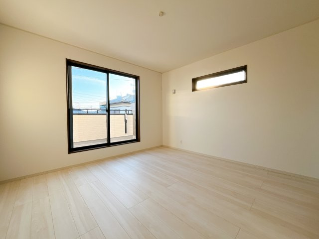 熊谷市上之 　新築戸建　全２棟の洋室|２階居室は全室収納あり！たっぷりある収納活用でお部屋もキレイを保てます♪