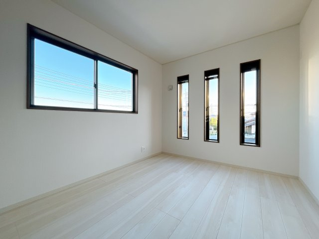 熊谷市上之 　新築戸建　全２棟の洋室|２階居室は全室収納あり！たっぷりある収納活用でお部屋もキレイを保てます♪