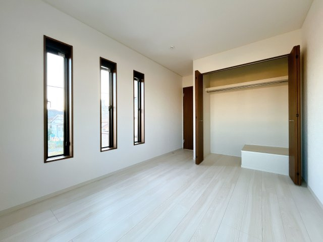 熊谷市上之 　新築戸建　全２棟の洋室|２階居室は全室収納あり！たっぷりある収納活用でお部屋もキレイを保てます♪