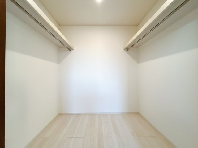 熊谷市上之 　新築戸建　全２棟の洋室|お洋服を大切にされる方に大変喜ばれる、ウォークインクローゼット。お洋服以外にも掃除機やスーツケースなどを一箇所に集約できるのは魅力ですね！扉が一箇所ですので、お部屋の見た目にもスッキリ！