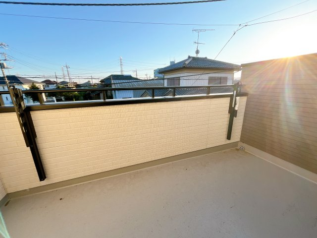 熊谷市上之 　新築戸建　全２棟のバルコニー|奥行を広めに取ったバルコニー♪家族分の洗濯物もしっかり干せます。日当たりも良く、毎日のお洗濯が楽しくなりそう♪