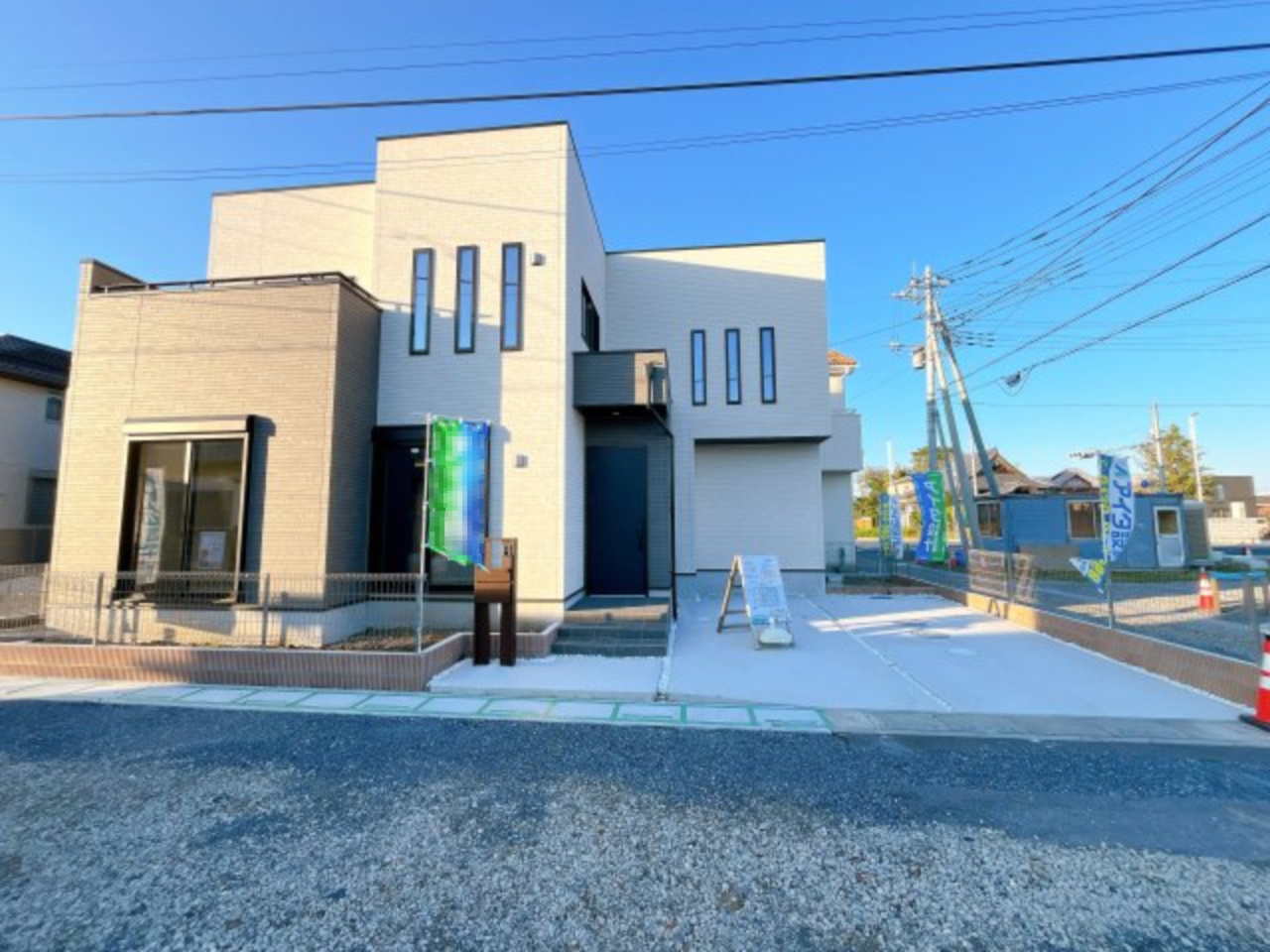 熊谷市上之 　新築戸建　全２棟の前面道路含む現地写真|駐車場は並列駐車２台分☆来客時も安心です♪セカンドカー用にもお使いいただけます。