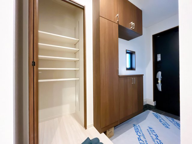 熊谷市上之 　新築戸建　全２棟の玄関|明るく清潔感のある玄関でお客様を迎えるスペースをパッと明るい印象に！大容量の収納力で大家族の履物もすっきり収納できます♪