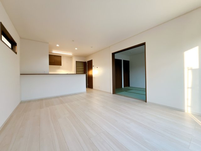 熊谷市上之 　新築戸建　全２棟の居間・リビング|広々リビング×対面キッチンで家族の会話も弾みます♪家族団らんの秘訣は間取りにあり☆夢のマイホームを一緒に叶えましょう！