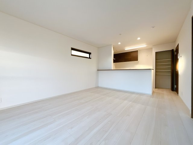 熊谷市上之 　新築戸建　全２棟の居間・リビング|人気の対面式キッチンで会話も弾みます！お食事の準備をしながらでもご家族とのコミュニケーションを楽しめますね♪友人とのホームパーティーも可能です☆