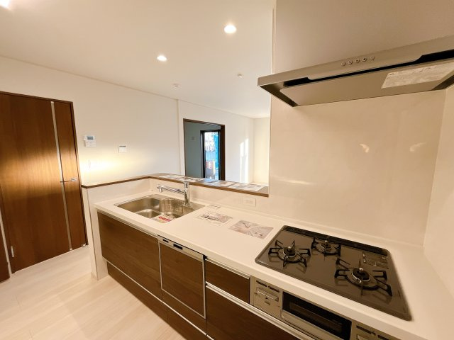 熊谷市上之 　新築戸建　全２棟のキッチン|キッチンの収納も充実☆食洗器完備で家事も楽々♪生活の質が向上すること間違いなしの充実設備です。