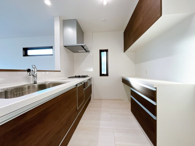 熊谷市上之 　新築戸建　全２棟のキッチン|カップボード設置済