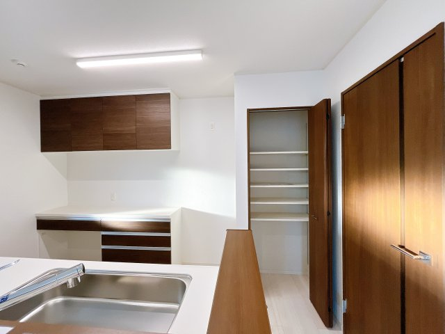 熊谷市上之 　新築戸建　全２棟のキッチン|カップボード・パントリー！