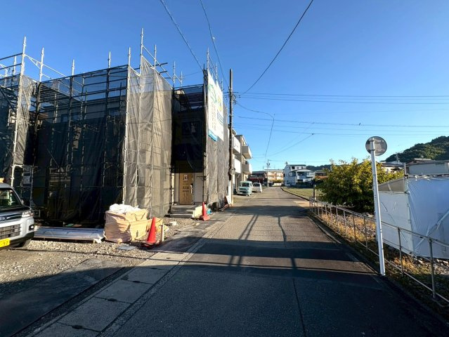 静岡市葵区新伝馬３期　新築戸建　全３棟　A号棟の前面道路含む現地写真|2025/10/28撮影