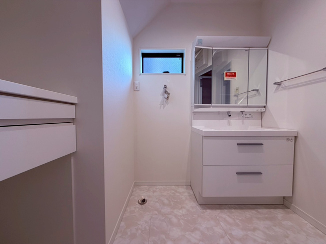 【独立洗面台】 | 練馬区豊玉南２丁目　新築戸建て　A号棟 | 清潔感のあるホワイト調で統一されたスッキリと見映えの良い空間