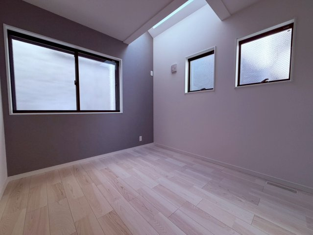 【洋室】 | 練馬区豊玉南２丁目　新築戸建て　A号棟 | 天窓からあたたかな日差しが差し込み、心地よい洋室