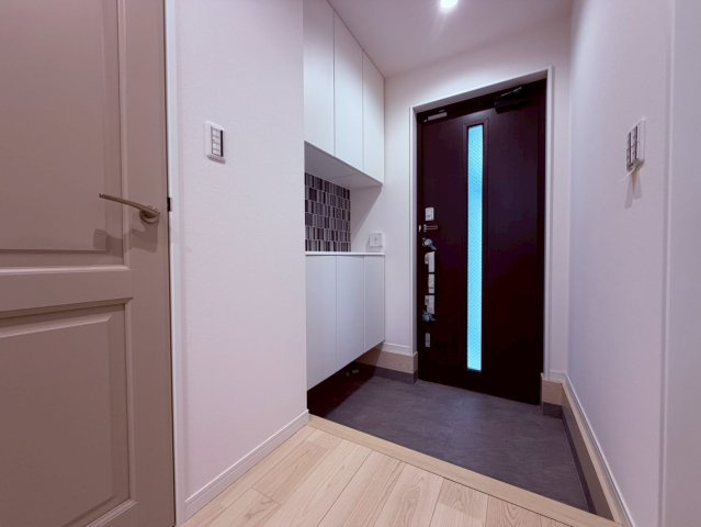 【玄関】 | 練馬区豊玉南２丁目　新築戸建て　A号棟 | 毎日の帰宅が楽しみになる、温もりあふれる玄関ホール