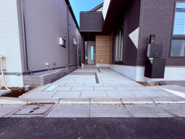 【駐車場】 | 練馬区豊玉南２丁目　新築戸建て　A号棟 | 車の出し入れがしやすく、日常使いに便利な駐車スペースを確保