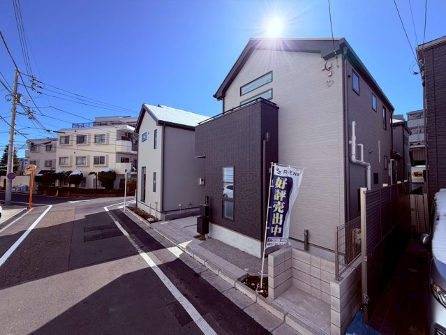 【外観】 | 練馬区豊玉南２丁目　新築戸建て　A号棟 | 落ち着いた色合いと洗練されたフォルムが街並みに美しく調和