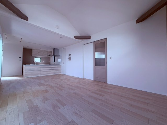 【居間・リビング】 | 練馬区豊玉南２丁目　新築戸建て　A号棟 | 大きな窓からたっぷりの光が差し込む、開放感あふれるLDK空間