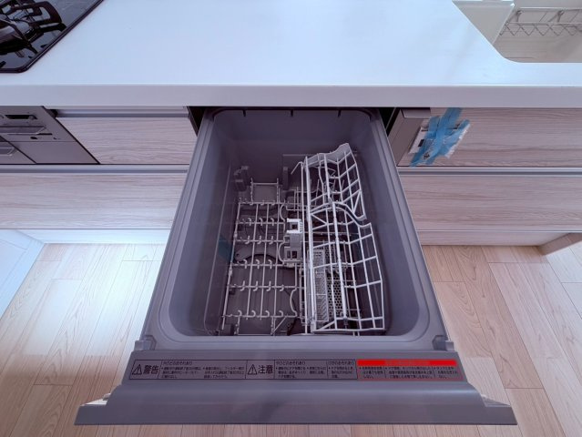 【キッチン】 | 練馬区豊玉南２丁目　新築戸建て　A号棟 | 高温・高圧で汚れを落とすビルトイン食洗機、手荒れも防げます
