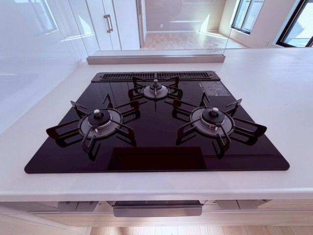 【キッチン】 | 練馬区豊玉南２丁目　新築戸建て　A号棟 | 同時調理が可能な三口ガスコンロで、毎日の料理がスムーズ