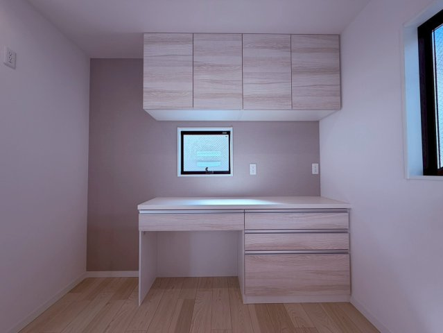 【キッチン】 | 練馬区豊玉南２丁目　新築戸建て　A号棟 | 食器類や、調理家電もスッキリ収納できるカップボードあり