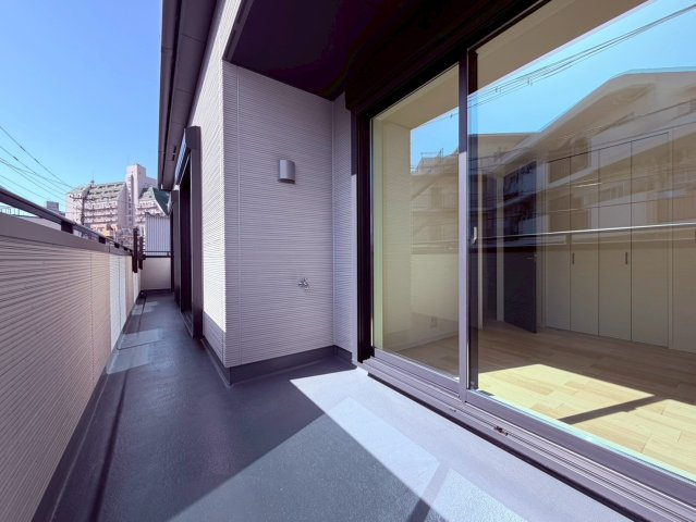 【バルコニー】 | 練馬区豊玉南２丁目　新築戸建て　Ｂ号棟 | あたたかな日差し差し込むバルコニーは開放感いっぱい