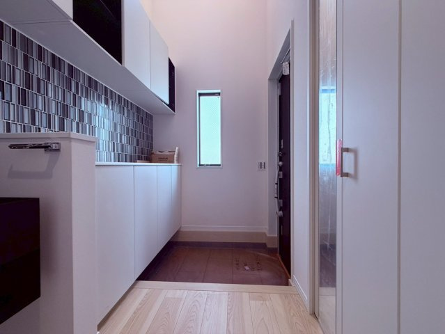 【玄関】 | 練馬区豊玉南２丁目　新築戸建て　Ｂ号棟 | 住まいの第一印象を決める、明るくゆとりある玄関が迎えます
