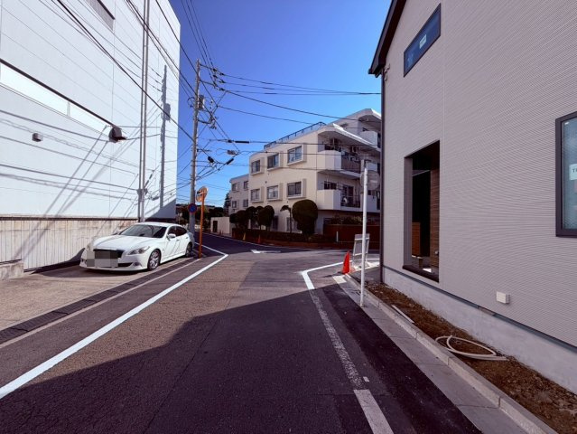 【前面道路含む現地写真】 | 練馬区豊玉南２丁目　新築戸建て　Ｂ号棟 | 心地よい広がりを感じながら、のびやかな暮らしを楽しめます