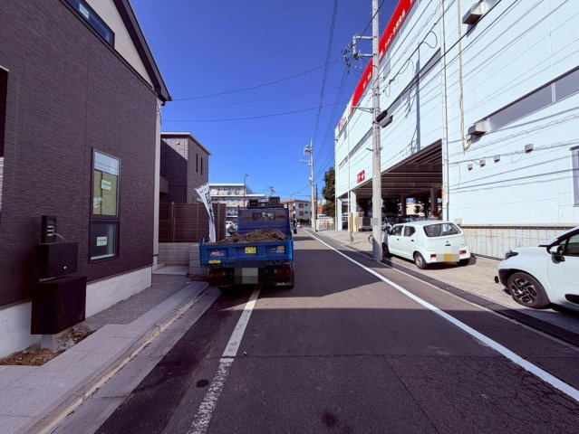 【前面道路含む現地写真】 | 練馬区豊玉南２丁目　新築戸建て　Ｂ号棟 | 前面道路が広く確保されているため、車の出し入れもスムーズに