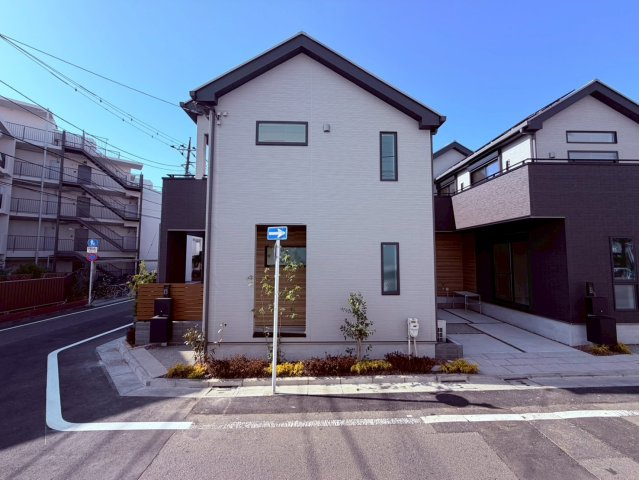 【外観】 | 練馬区豊玉南２丁目　新築戸建て　Ｂ号棟 | 落ち着いた色合いと洗練されたフォルムが街並みに美しく調和