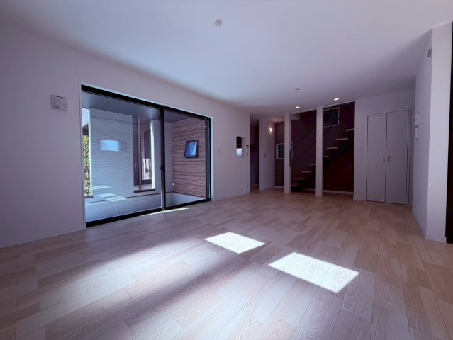 【居間・リビング】 | 練馬区豊玉南２丁目　新築戸建て　Ｂ号棟 | 【建築中】開放感のあるLDKで、くつろぎの時間を楽しめます