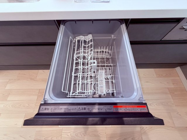 【キッチン】 | 練馬区豊玉南２丁目　新築戸建て　Ｂ号棟 | 高温・高圧で汚れを落とすビルトイン食洗機、手荒れも防げます