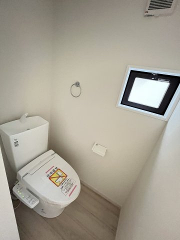 【内装】 | 福岡市西区小戸3丁目6期　1号棟（全3棟）【仲介手数料無料・0円】 | 施工例。1階のトイレです。施工例は完成時と異なる場合があります。