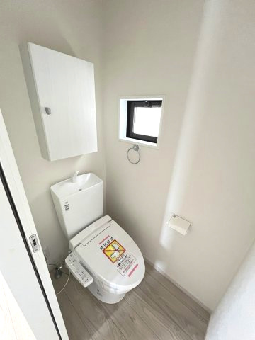 【内装】 | 福岡市西区小戸3丁目6期　1号棟（全3棟）【仲介手数料無料・0円】 | 施工例。2階にもトイレです。施工例は完成時と異なる場合があります。