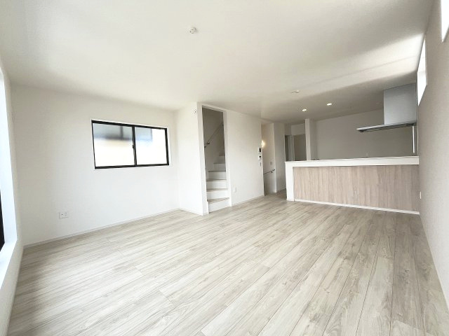 【内装】 | 福岡市西区小戸3丁目6期　1号棟（全3棟）【仲介手数料無料・0円】 | 施工例。リビングです。施工例は完成時と異なる場合があります。