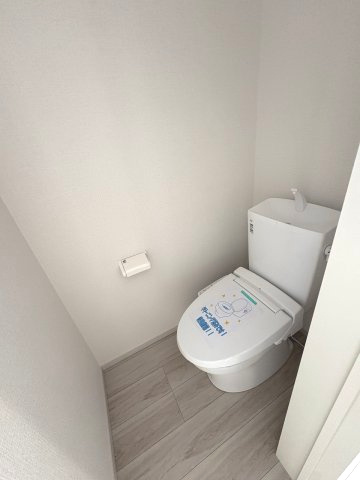 【トイレ】 | 福岡市西区小戸3丁目6期　2号棟（全3棟）【仲介手数料無料・0円】 | 現地写真。1階のトイレです。