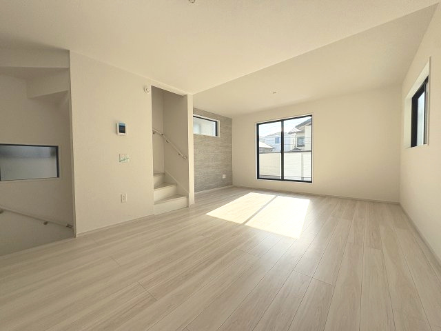 【居間・リビング】 | 福岡市西区小戸3丁目6期　2号棟（全3棟）【仲介手数料無料・0円】 | 現地写真。