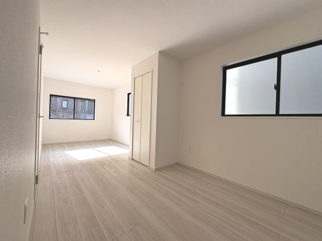 【子供部屋】 | 福岡市西区小戸3丁目6期　2号棟（全3棟）【仲介手数料無料・0円】 | 現地写真。1階洋室です。