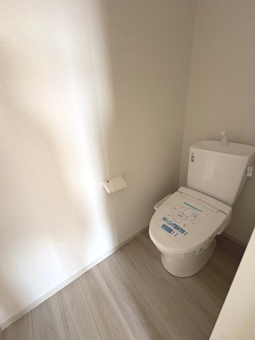 【トイレ】 | 福岡市西区小戸3丁目6期　2号棟（全3棟）【仲介手数料無料・0円】 | 現地写真。3階にもトイレです。