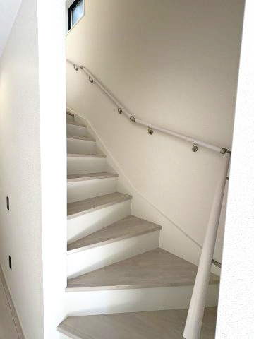 【内装】 | 福岡市西区小戸3丁目6期　2号棟（全3棟）【仲介手数料無料・0円】 | 現地写真。2階へ上がる階段です。手摺もついて安全ですね。